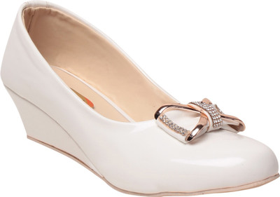 

MSC Women White Wedges