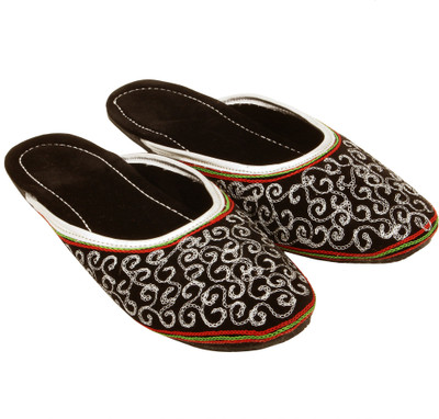 

Ridhi Sidhi Women Black & Camel Flats