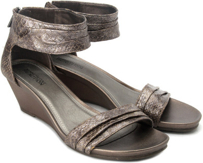

Kenneth Cole Women Lt Bronze Wedges