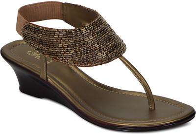 

Flora Women 22, Golden Wedges