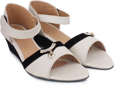 

London Steps Women Cream Wedges