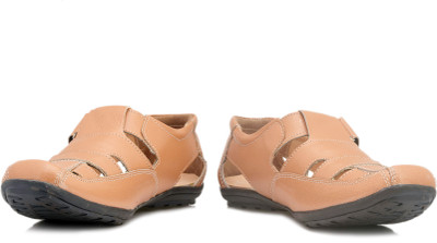 

LeCobbs Men Beige Clogs
