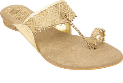 

Footrendz Women golden Flats