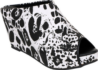 

Chalk Studio Women White Wedges