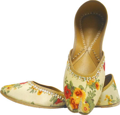 

Coral Haze Jutis For Women(Multicolor