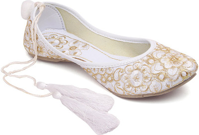 

Paduki Ethnic Mojaris For Women(White)