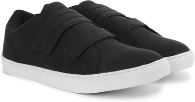

United Colors of Benetton Men Sneakers For Men(Black, White, 904