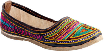 

Panahi Leather Kasida with Cushion Mojari Mojaris For Women(Multicolor