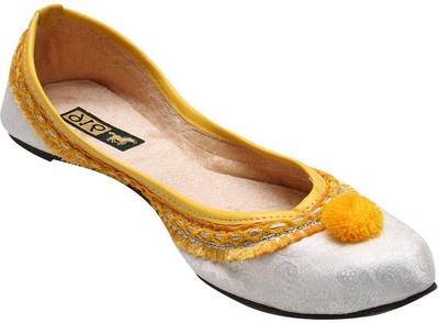 

Port Punjabi White Jutis For Women(White
