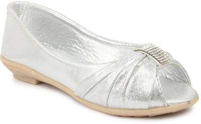 

Sindhi Footwear Comfortable Bellies For Women(Silver