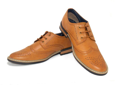 

Footcholic Brouge shoe Party Wear For Men(Tan
