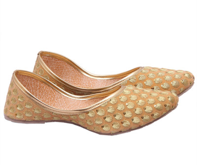 

Royal Collection Handmade Embroidered Appealing Mojaris For Women(Gold