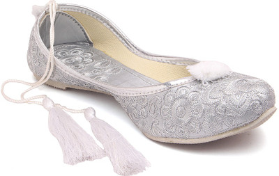 

Paduki Ethnic Mojaris For Women(Silver)