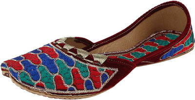 

Saashiwear Punjabi Jutis For Women(Maroon)