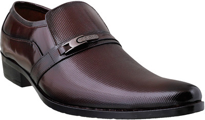 

Mochi Awesome Slip On For Men(Maroon, 44;maroon