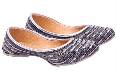 

Royal Collection Handmade Embroidered Appealing Jutis For Women(Silver