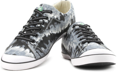 

United Colors of Benetton Men Sneakers For Men(Black, Grey, 902