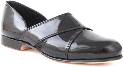 

Handcrafted by Araanha Vajari Mojaris For Men(Black