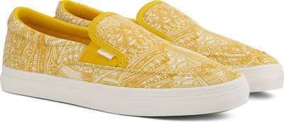 

United Colors of Benetton Men Canvas Loafers For Men(White, Yellow, 902