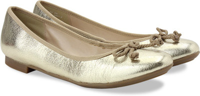 

Clarks Carousel Ride Gold Metallic Slip On shoes For Women(Gold