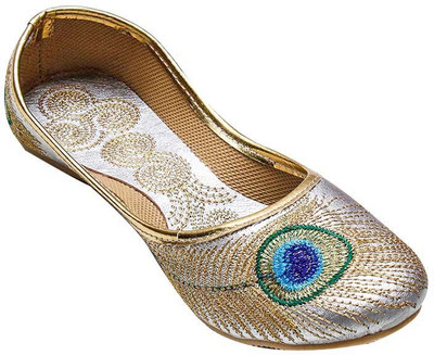 

Port Punjabi SilverPeacok Wings Jutis For Women(Silver, Sliver
