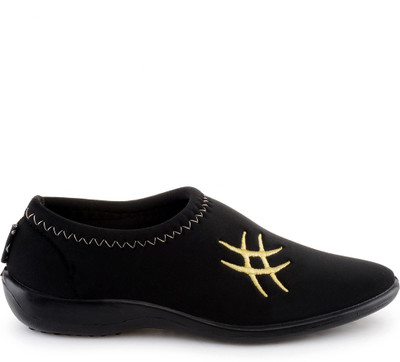 

Lancer Casual Shoes For Women(Black, Yellow