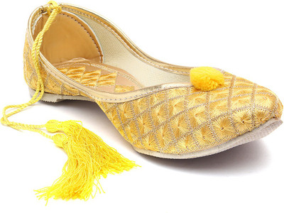 

Paduki Ethnic Mojaris For Women(Yellow