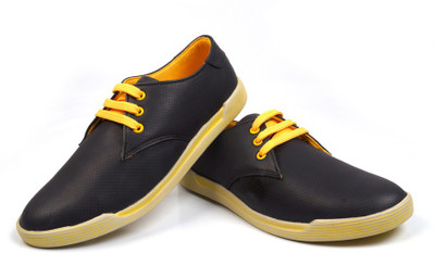 

Marks Super Dry Outdoors For Men(Black, Yellow)