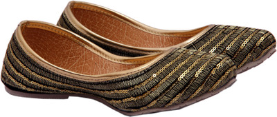 

Royal Collection Handmade Embroidered Appealing Jutis For Women(Gold