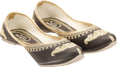 

Footrendz Ideal Jutis For Women(Black), Black::gold