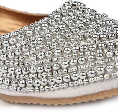 Anupamaa Silver Pearl Mojaris