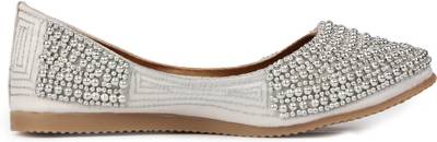 Anupamaa Silver Pearl Mojaris