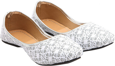 

Ridhi Sidhi Pleasing Jutis For Women(Silver)