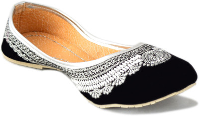 

Myra Beautiful Embroidery Mojaris For Women(Silver
