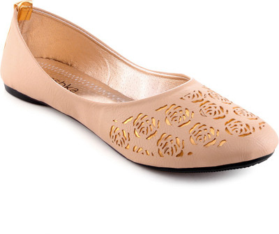 

Aashka Lasercut Bellies For Women(Gold)