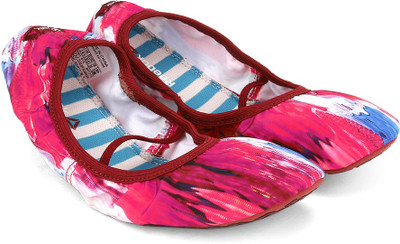 

REEBOK True Studio Slipper 2.0 T Yoga Shoes For Women(Multicolor, White, Pink, Berry;burgundy;white;blue