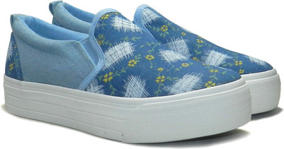 

Fast Trax Sneaker For Women(Multicolor, Blue