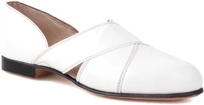 

Handcrafted by Araanha Vajari Mojaris For Men(White