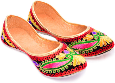 

Myra Beautiful Thead work Mojaris For Women(Multicolor)