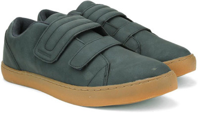 

United Colors of Benetton Men Sneakers For Men(Brown, Navy, 901