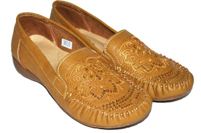53% OFF on Fashion67 Golden Loafers For Women(Gold) 53% OFF on Fashion67 Golden Loafers For Women(Gold)