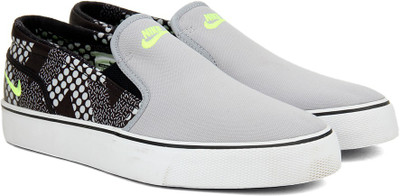 30 OFF on Nike TOKI SLIP TXT PRINT Sneakers For Men Black on