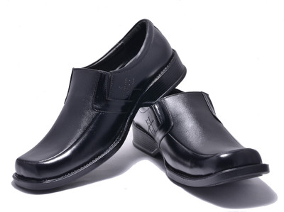 18% OFF on Sir Corbett Sonata Slip On Shoes For Men(Black) 18% OFF on Sir Corbett Sonata Slip On Shoes For Men(Black)