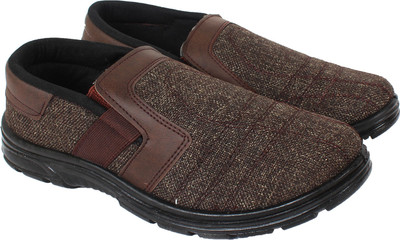 

Fender Zone Walking Canvas Shoes 18 Canvas Shoes For Men(Brown