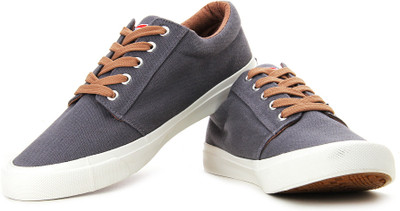 

Fila Creast Sneakers For Men(Grey, Dk gry