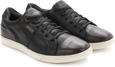 

Levi's Tulare PT toe cap low lace Sneakers For Men, Black
