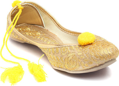 

Paduki Ethnic Mojaris For Women(Yellow