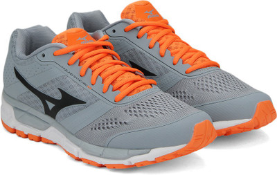 

Mizuno R642B52 MIZUNO SYNCHRO MX Running Shoes For Men(Grey, Quarry/black/clown fish