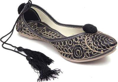 

Paduki Ethnic Mojaris For Women(Black)