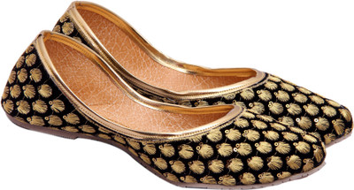 

Belleza Floral Embroidered Jutis For Women(Black, Gold